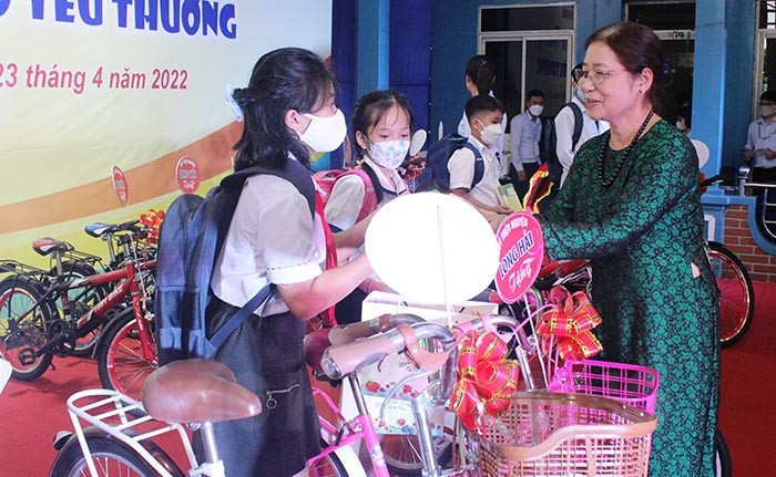 Quỹ Thiện nguyện Long Hải tặng xe đạp cho con của công nhân khó khăn